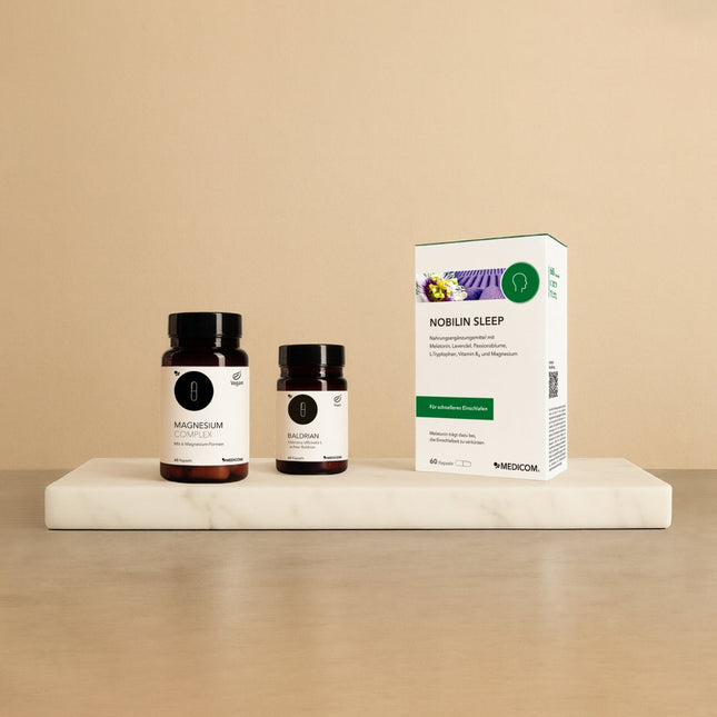 Das Produktset Relax-Set von Medicom mit 3 Produkten auf einem Marmortablett: Magnesium Complex, Baldrian und Nobilin Sleep
