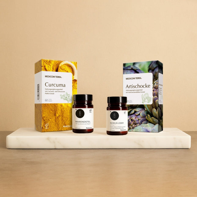 Das Produktset von Stoffewechselturbo-Set mit vier Produkten: Curcuma, Mariendistel, Nobilin Leber Vital® und Artischocke auf einem Marmortablett