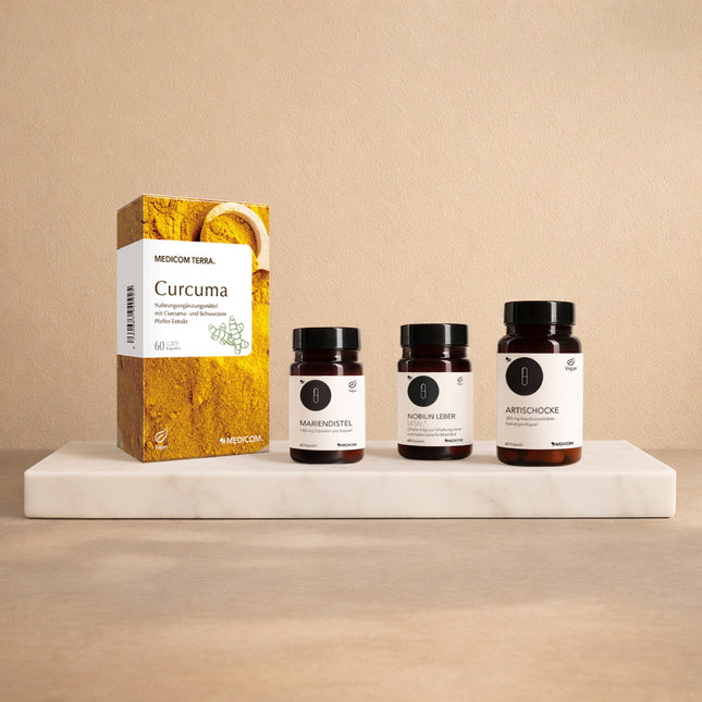 Das Produktset von Stoffewechselturbo-Set mit vier Produkten: Curcuma, Mariendistel, Nobilin Leber Vital® und Artischocke auf einem Marmortablett